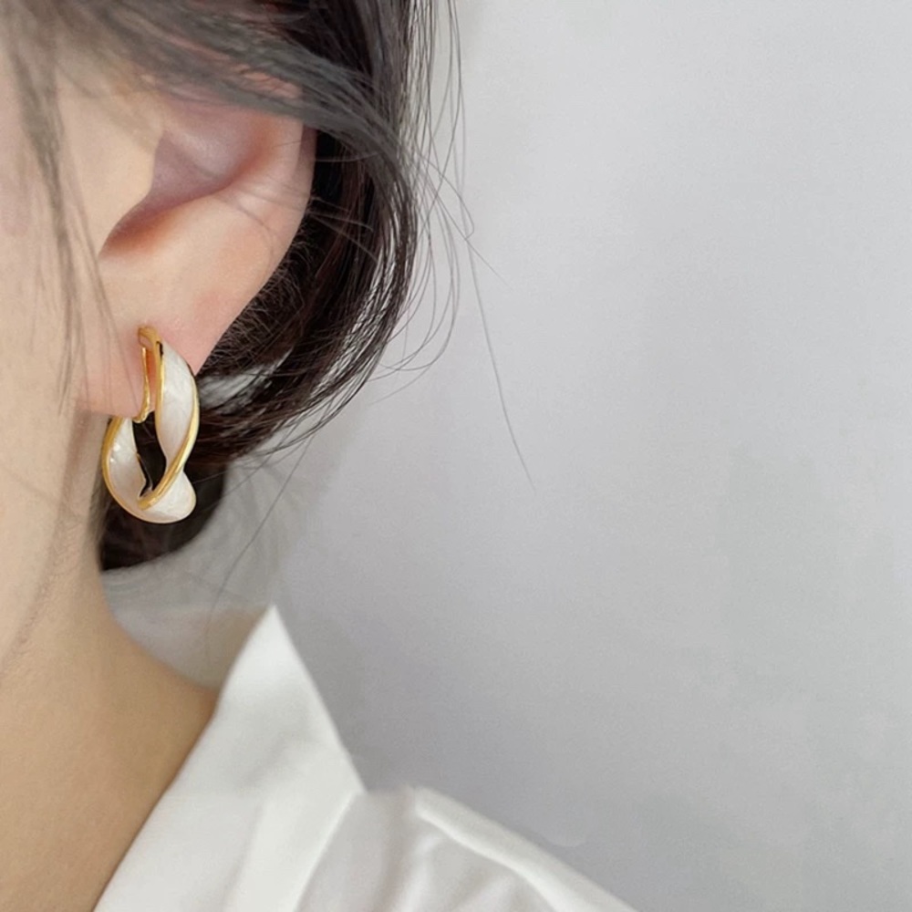 NEW Enamel Twist Hoop Clip On Earrings Gold/White - Picture 3 of 3